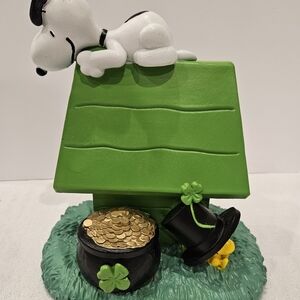 Snoopy & Woodstock's Happy St. Patrick's Day Peanuts Pot of Gold Doghouse NWT
